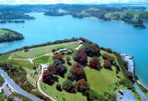 Отель Waiheke Island Vineyard Holiday Houses  Оклэнд